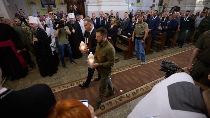 Ukrajinský prezident Volodymyr Zelenskyj si se svým polským protějškem Andrzejem Dudou připomíná volyňský masakr v kostele v Lutsku.