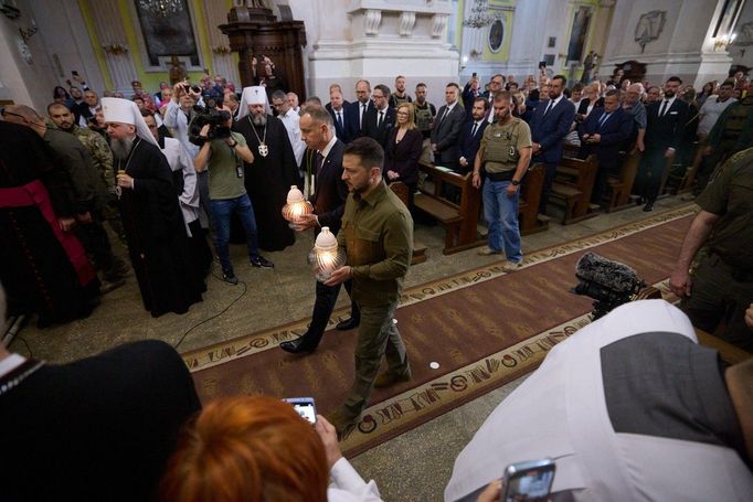 Ukrajinský prezident Volodymyr Zelenskyj si se svým polským protějškem Andrzejem Dudou připomíná volyňský masakr v kostele v Lutsku.