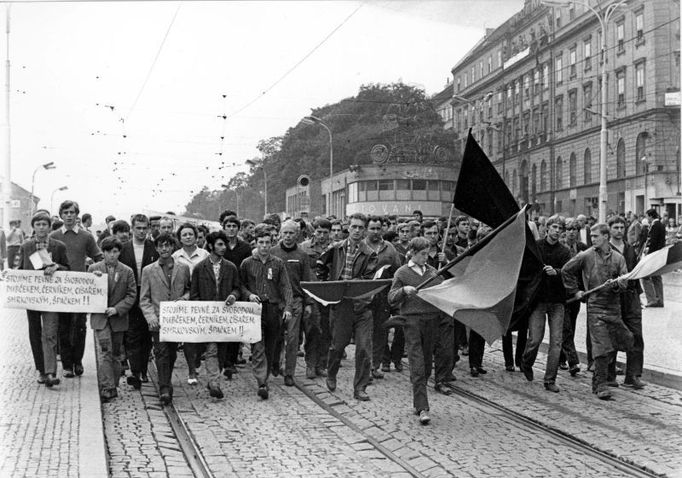 Čelo protestního průvodu u hlavního nádraží v Brně