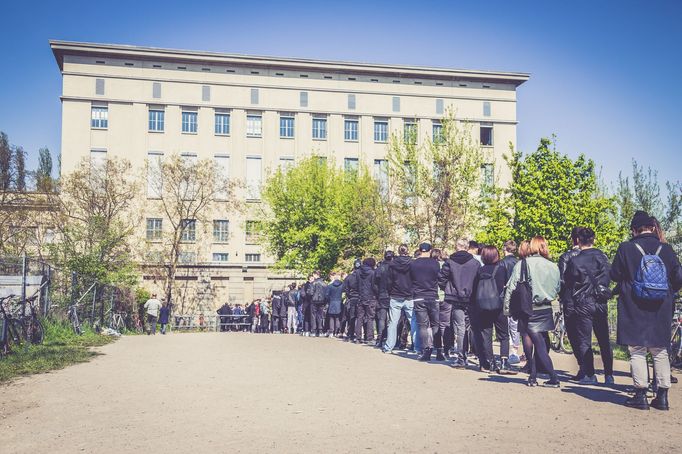 Fronta na večírek v Berghainu.