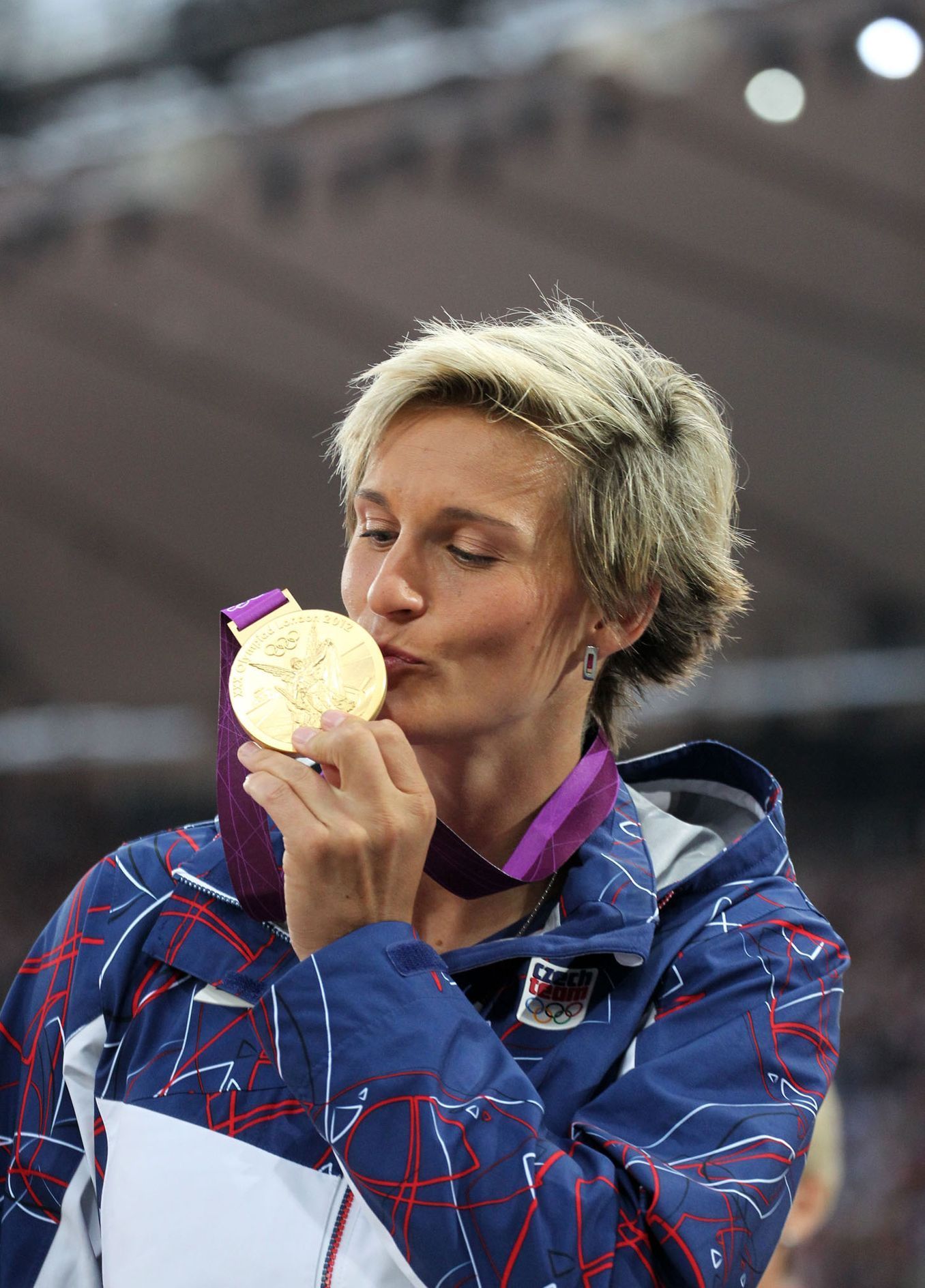 Česká oštěpařka Barbora Špotáková pózuje se zlatou medailí na OH 2012 v Londýně.