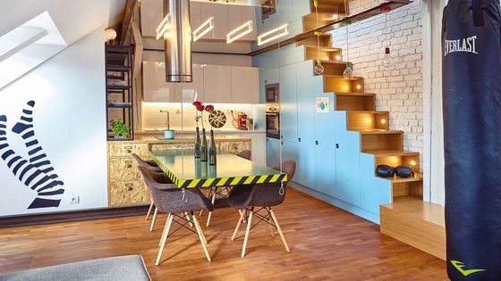 Stůl zavěšený na lankách a zrcadlo v podhledu. Architekt navrhl interiér pro milovnici designu