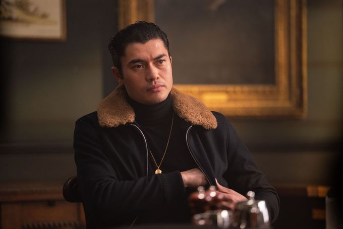 Henry Golding ve filmu Gentlemani z roku 2019.