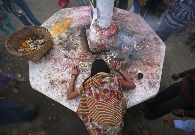 A devotee who is believed to be possessed by evil spirits lies in a state of trance on a sacred platform at Guru Deoji Maharaj temple during a ghost fair at Malajpur village in Betul district in the central Indian state of Madhya Pradesh January 27, 2013. People from across India come to this fair to be exorcised of �evil spirits�. They are usually brought by relatives and they are most often women. The exorcism involves running around the temple courtyard to make the 'ghost' weak then being beaten by a priest with a broom. Picture taken January 27, 2013. REUTERS/Danish Siddiqui (INDIA - Tags: SOCIETY RELIGION TPX IMAGES OF THE DAY) ATTENTION EDITORS: PICTURE 10 OF 24 FOR PACKAGE 'INDIAN GHOSTBUSTERS' SEARCH 'INDIA GHOST' FOR ALL IMAGES Published: Úno. 5, 2013, 5:09 dop.