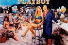 "Buď mi přidáte pět dolarů, nebo nikam nejdu," reagoval tehdy muž, který živil manželku a svou malou dcerku. Protože mu nepřidali, zrodil se nový časopis - Playboy. (V popředí jsou Kimberly Conradová a Hugh Hefner, 1988).