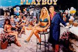 "Buď mi přidáte pět dolarů, nebo nikam nejdu," reagoval tehdy muž, který živil manželku a svou malou dcerku. Protože mu nepřidali, zrodil se nový časopis - Playboy. (V popředí jsou Kimberly Conradová a Hugh Hefner, 1988).