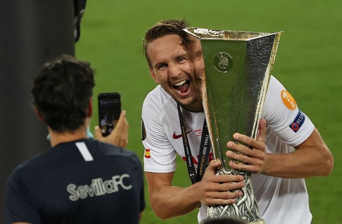 Hráči Sevilly slaví vítězství v Evropské lize - Luuk de Jong