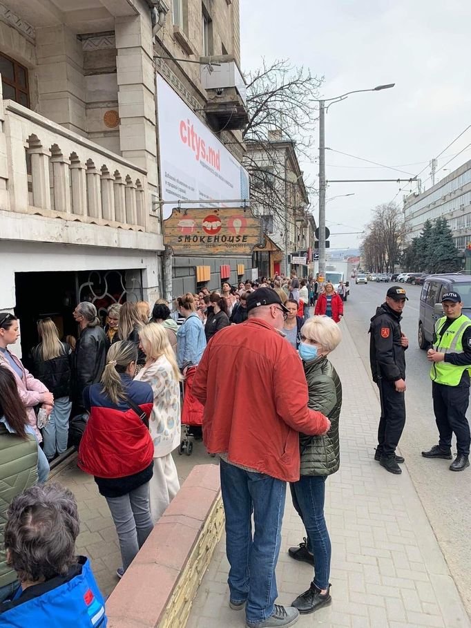 Fronta před barem v Kišiněvě, kam si ukrajinští uprchlíci chodili pro základní potraviny a další nezbytnosti.