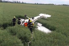 V pražských Letňanech se zřítilo malé letadlo. Na místě je jeden zraněný