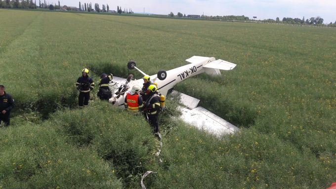 Letadlo havarované v pražských Letňanech.