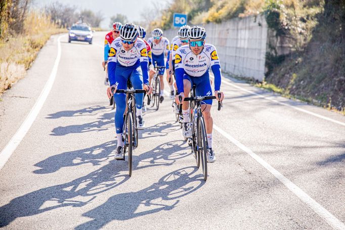 Cyklistický tým Deceuninck - Quick-Step na kempu ve Španělsku.