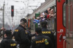 Fotbaloví fanoušci se poprali u Opavy, zničili vlak