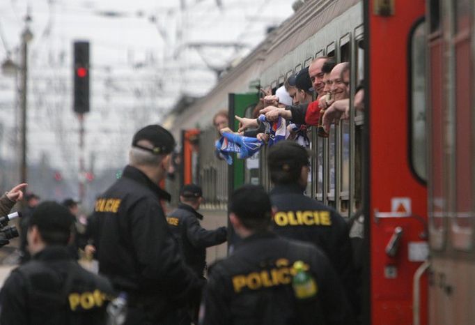 Policejní doprovod fanoušků Baníku do Prahy a také další opatření v ulicích Prahy bude stát řádově stovky tisíc. Policie náklady vyčíšlí až po akci.