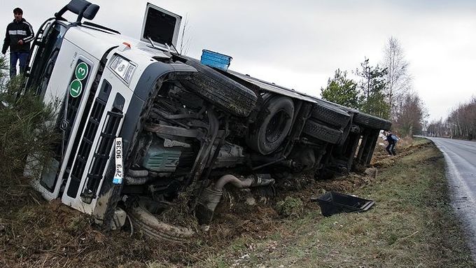 Nedaleko Janovic nad Úhlavou na Klatovsku sjel řidič kamionu jedním kolem z vlhké silnice, nepodařilo se mu vrátit zpět na vozovku a skončil i s nákladem uhlí v příkopu.