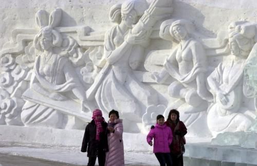 Sochy a budovy ze sněhu