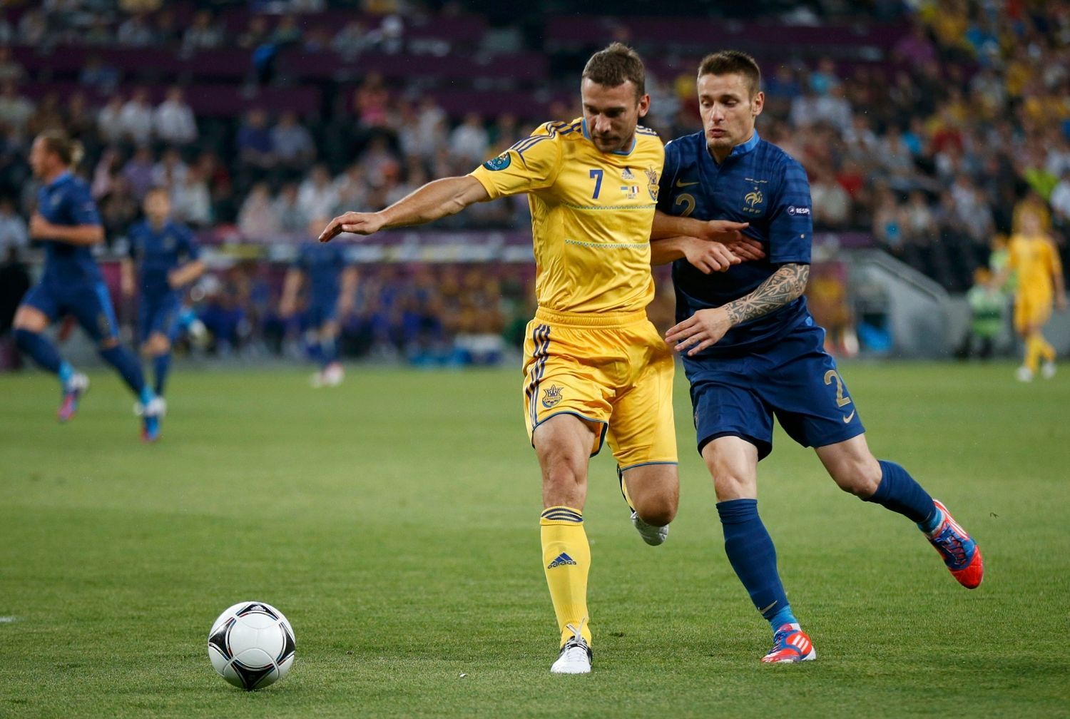 Ukrajinský fotbalista Andrej Ševčenko a Francouz Mathieu Debuchy bojují o míč v utkání skupiny D na Euru 2012