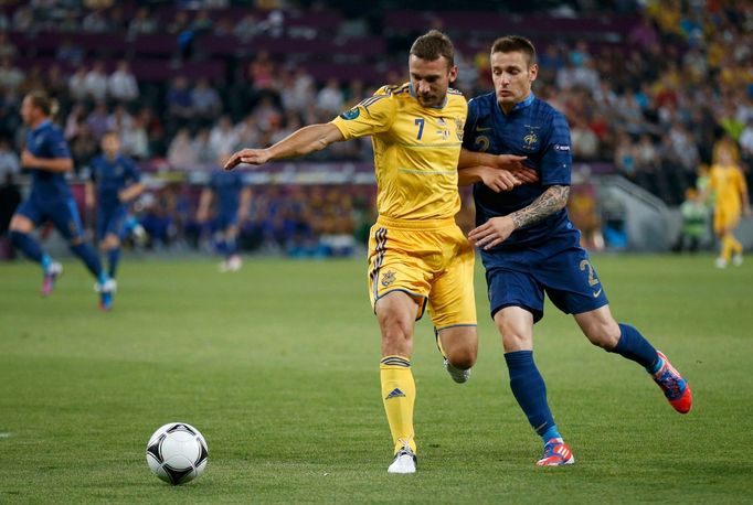 Ukrajinský fotbalista Andrej Ševčenko a Francouz Mathieu Debuchy bojují o míč v utkání skupiny D na Euru 2012