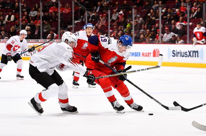 MSJ 2019, Česko - Švýcarsko: Filip Zadina se snaží projít švýcarskou obranou.