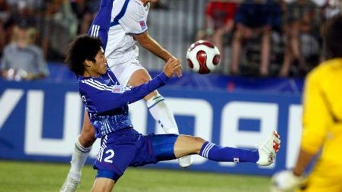 Snaha Martina Fenina dát gól na MS do 20 let v Kanadě v zápase proti Japonsku. Čeští hráči po penaltách postoupili do čtvrtfinále.