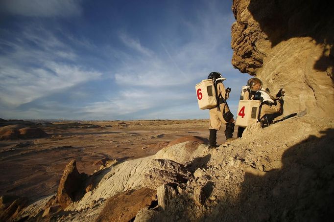 Members of Crew 125 EuroMoonMars B mission collect geologic samples for study at the Mars Desert Research Station (MDRS) in the Utah desert March 2, 2013. The MDRS aims to investigate the feasibility of a human exploration of Mars and uses the Utah desert's Mars-like terrain to simulate working conditions on the red planet. Scientists, students and enthusiasts work together developing field tactics and studying the terrain. All outdoor exploration is done wearing simulated spacesuits and carrying air supply packs and crews live together in a small communication base with limited amounts of electricity, food, oxygen and water. Everything needed to survive must be produced, fixed and replaced on site. Picture taken March 2, 2013. REUTERS/Jim Urquhart (UNITED STATES - Tags: SCIENCE TECHNOLOGY SOCIETY ENVIRONMENT TPX IMAGES OF THE DAY) ATTENTION EDITORS: PICTURE 21 OF 31 FOR PACKAGE 'MARS IN THE DESERT' SEARCH 'JIM MARS' FOR ALL IMAGES Published: Bře. 11, 2013, 2:06 odp.