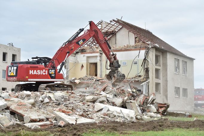 Demolice domu v centru Lužic na Hodonínsku, které zasáhla bouře s tornádem.