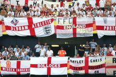 Vyvěste vlajky, Anglie postoupila