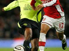 Carlos Vela z Arsenalu se snaží utéct Emmersonu Boycovi z Wiganu