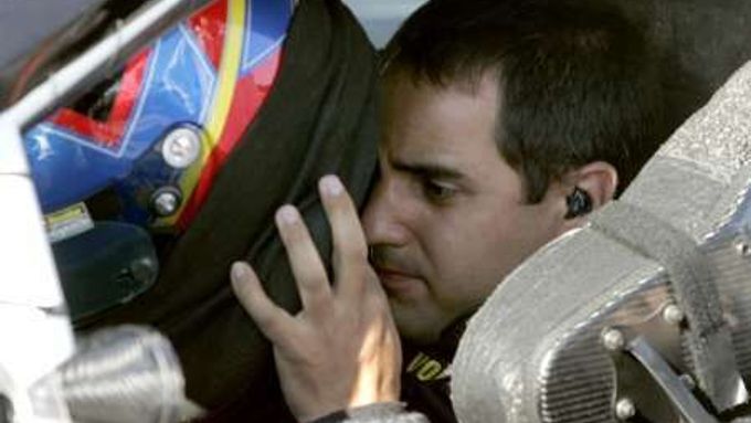 Kolumbijský pilot Juan Pablo Montoya si nasazuje přilbu před startem závodu série NASCAR Ford 400. Závod nedokončil kvůli havárii.