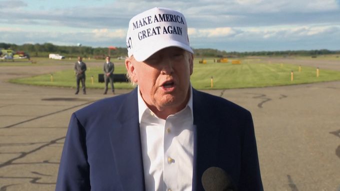 "Nechápu, co se s ním stalo. Úplně se zbláznil," řekl Donald Trump směrem k Putinovi