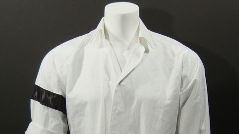 Košili Michaela Jacksona třeba koupí Lady Gaga, pozvu ji, tvrdí majitel milionářské galerie