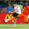 Mario Gómez střílí gól přes Jetra Willemse v utkání Nizozemska s Německem na Euru 2012