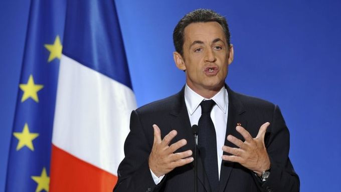 France's President Nicolas Sarkozy delivers a New Year speech to the media at the Elysee Palace in Paris January 8, 2008. REUTERS/Philippe Wojazer (FRANCE)