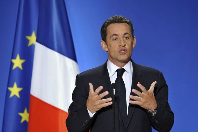 France's President Nicolas Sarkozy delivers a New Year speech to the media at the Elysee Palace in Paris January 8, 2008. REUTERS/Philippe Wojazer (FRANCE)