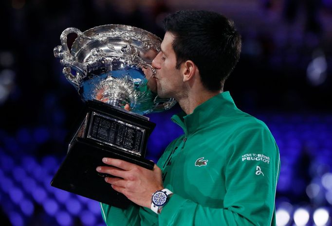 Djokovič slaví po vítězství na Australian Open.