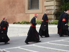 115 kardinálů zvolí v Sixtinské kapli nového papeže.