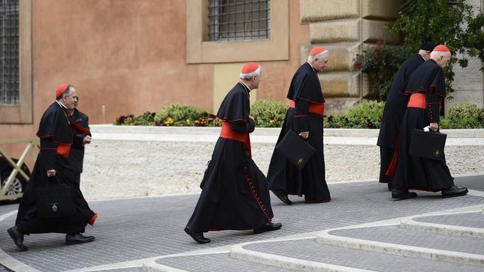 115 kardinálů zvolí v Sixtinské kapli nového papeže.