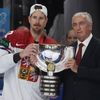 Roman Červenka s pohárem pro mistry světa po finále MS 2024 Česko - Švýcarsko