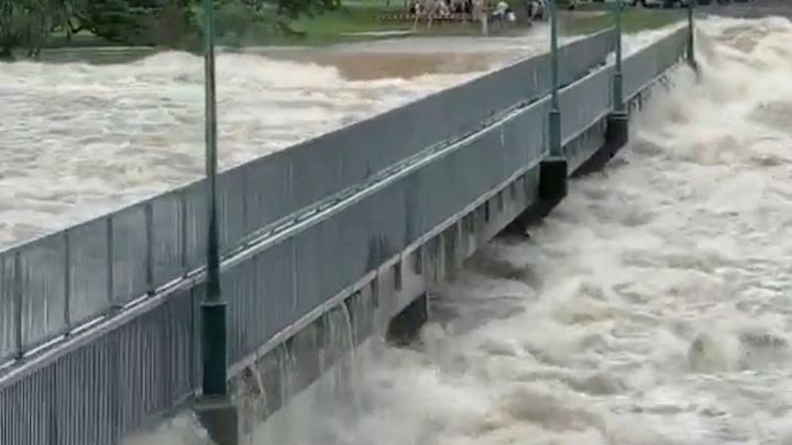 V Austrálii bojují se stoletou povodní, v ulicích plavou krokodýli a hadi