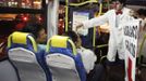 A member of the Traffic Psychologists holds a banner as he performs inside a bus in Sao Paulo July 23, 2012. Traffic Psychologists is a non-profit non-governmental organization which aims to humanize traffic and reduce the level of stress caused to drivers. Sao Paulo has more than 7 million vehicles, according to figures from the state transport authority Detran. Banner reads "Free Hugs". Picture taken July 23, 2012. REUTERS/Nacho Doce (BRAZIL - Tags: TRANSPORT SOCIETY) Published: Čec. 24, 2012, 6:59 dop.