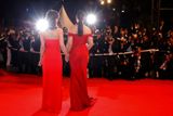 Herečky Sophie Marceau a Monica Bellucci na rudém koberci před promítáním snímku "Neotáčej se". V sobotu okouzlily davy lidí, méně už filmové novináře.
