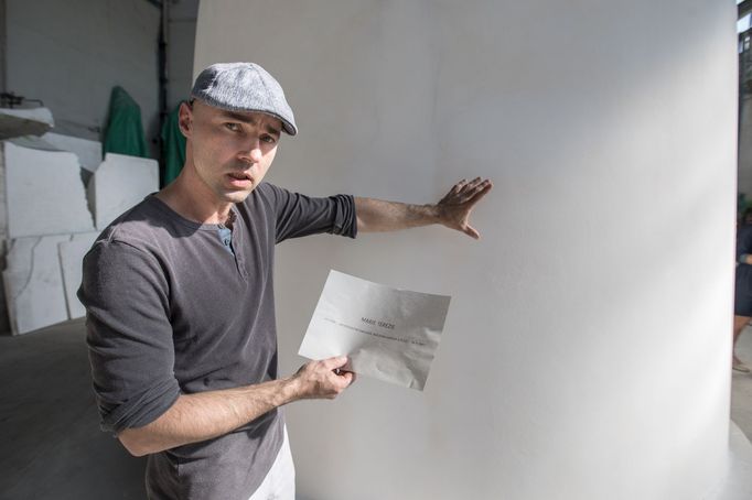 Jan Kovářík při práci na soše Marie Terezie.