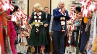 Londýn, Velká Británie: Královna Camilla a král Karel III. zdraví děti při návštěvě hinduistického chrámu Šrí Swaminarajan Mandir v londýnské čtvrti Neasden.