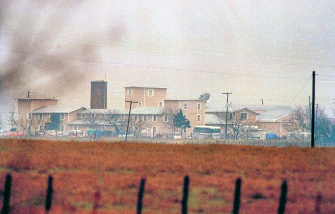 Na snímku: Pohled sídlo sekty Davidiánů Mount Carmel v texaském Waco. Březen 1993