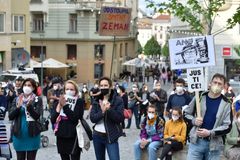 "Odstoupil špatný Zeman." Lidé v Brně protestovali proti Benešové, požadují demisi