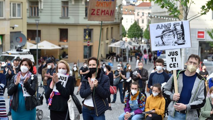 "Odstoupil špatný Zeman." Lidé v Brně protestovali proti Benešové, požadují demisi; Zdroj foto: ČTK