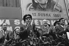 Jurije Alexejeviče Gagarina přivítali pracující ČKD Stalingrad. Na snímku zleva: J. A. Gagarin, člen PB a tajemník ÚV KSČ Jiří Hendrych, velvyslanec SSSR v Československu Michail Vasiljevič Zimjanin.