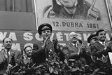 Jurije Alexejeviče Gagarina přivítali pracující ČKD Stalingrad. Na snímku zleva: J. A. Gagarin, člen PB a tajemník ÚV KSČ Jiří Hendrych, velvyslanec SSSR v Československu Michail Vasiljevič Zimjanin.
