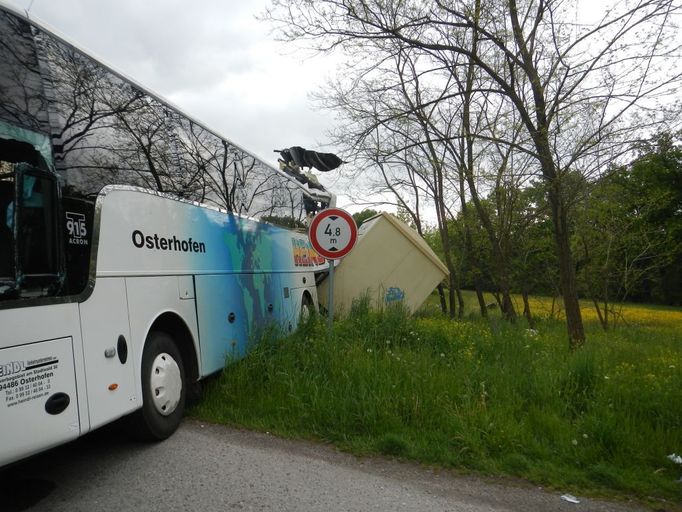 Nehoda autobusu a vlaku na přejezdu u Hluboké nad Vltavou.