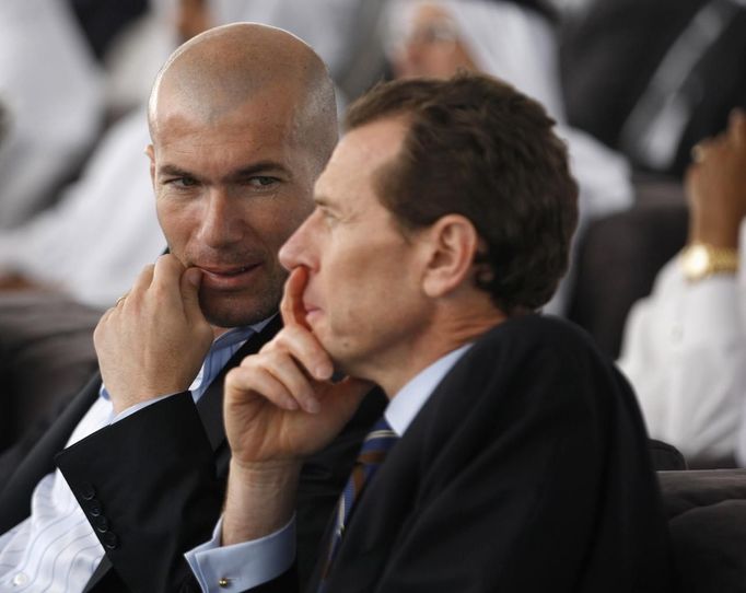 Bývalé hvězdy Realu Madrid Zinedine Zidane a "sup" Emilio Butragueno spolu hovoří během konference uspořádané na počest Realu v Ras Al Khaimah. Letovisko Realu vzniklo Ve Spojených arabských emirátech, očekává se milion návštěvníků ročně. Součástí je první stadion vybudovaný na moři a luxusní hotely.