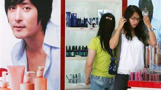 Asijské ženy podle údajů výrobců kosmetiky utrácejí horentní sumy za krémy, které jim pomohou k bělejší pokožce.